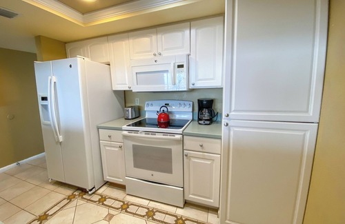Punta Rassa Condo | Sanibel Harbour Resort Harbour Tower 716: Private beach, heated pool, and grill