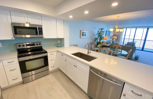 Punta Rassa Condo | Sanibel Harbour Resort Bay View Tower 433: Renovated condo with gorgeous sunset views