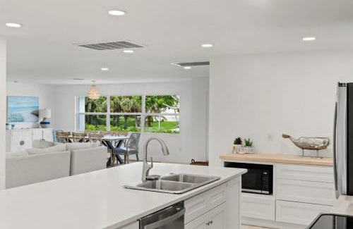 Bright Water House | Sanibel Serenity- NEW Gorgeous Near Beach Villa with Pool