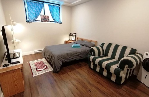 Cote-Des-Neiges—Notre-Dame-De-Grace Apartment | Sanitized renovated close to subway and 24 hrs services