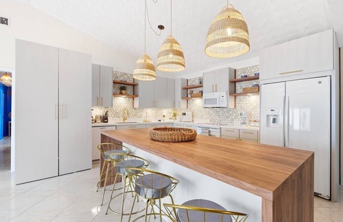 Ludlam House | Santorini · Casa Santorini - Big Pool, BBQ & Free Parking