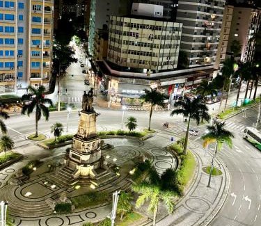 Gonzaga Apartment | Santos Praia Gonzaga Varanda Cinematográfica - Melhor localização do Bairro
