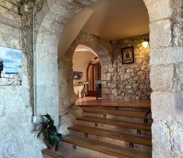 Albanya Hotel | Santuari Mare de Déu Del Mont Restaurant-Hostatgería
