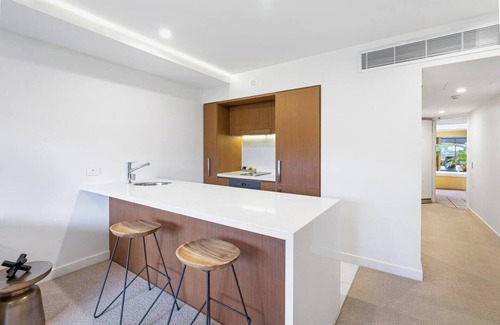 Cairns Central Business District Apartment | Sapphire Suite Central Boutique Resort Vibes