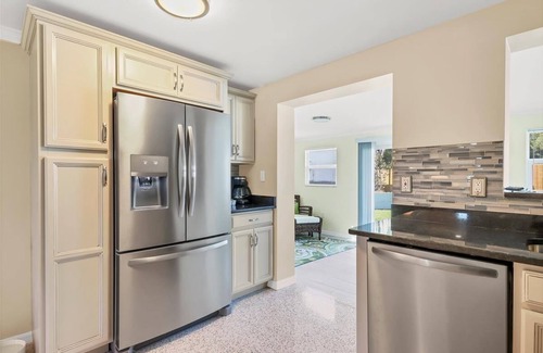 Sarasota House | Sarasota Bungalow within Walking Distance to Siesta Key
