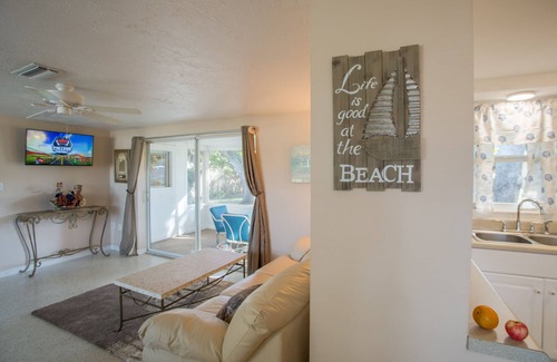 Gulf Gate Estates House | Sarasota Home in the Gulf gate neighborhood 5 minutes from the beach