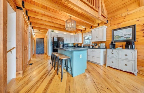 Westlake Corner Cabin | Sasquatch Lodge: Smith Mountain Lakefront Cabin