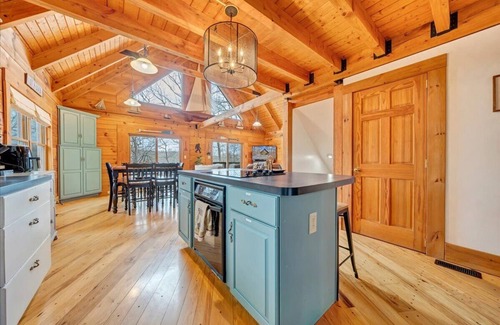 Westlake Corner Cabin | Sasquatch Lodge: Smith Mountain Lakefront Cabin