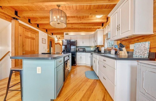 Westlake Corner Cabin | Sasquatch Lodge: Smith Mountain Lakefront Cabin