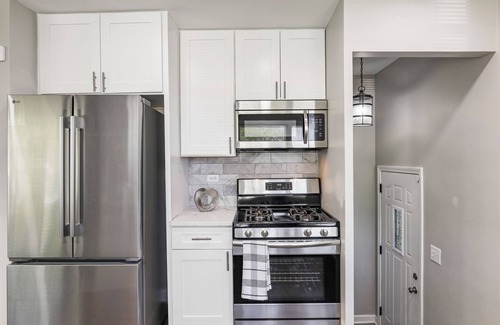Skokie House | Sassy Stokie Stay: 3 BR+2BA Cozy Charming House