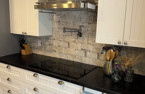 Sauble Beach Cottage | Sauble Beach renovated, large modern cottage + chefs kitchen. 5 mins to Main St