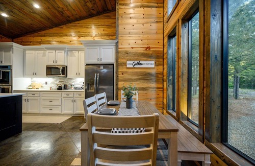 Pickens Cabin | Sauna | Ping Pong | Playset | Pool Table | Sleeps 9 | EV Outlet
