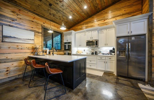 Pickens Cabin | Sauna | Ping Pong | Playset | Pool Table | Sleeps 9 | EV Outlet