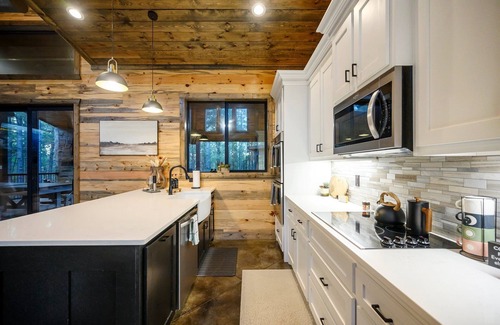 Pickens Cabin | Sauna | Ping Pong | Playset | Pool Table | Sleeps 9 | EV Outlet