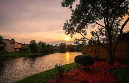 Whitemarsh Island House | Savannah Lakefront Retreat near Tybee Beach with King Bed and Free Parking