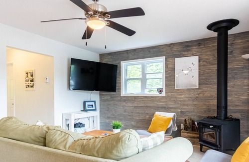 Val-des-Monts Cottage | Savour Waterfront Views at an Enjoyable Cottage