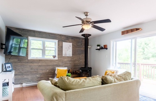 Val-des-Monts Cottage | Savour Waterfront Views at an Enjoyable Cottage