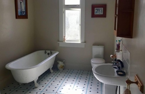 Tuatapere House | SawMillers Rest - 1920s Character Bungalow