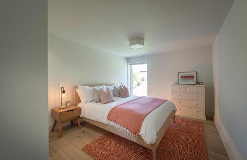 Winchester House | Saxon Lodge, Luxury Retreat in Winchester, HotTub!