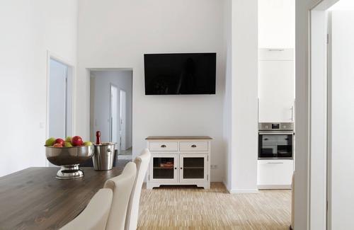 Charlottenburg Apartment | SC 2 elevator + 4 bedrooms + 2 bathrooms 110 sqm balcony +