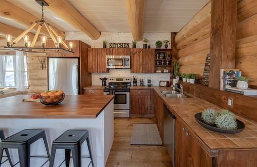 Saint-Faustin-Lac-Carre Ski Chalet | Scandinavian Log House – Golf, Spa & Sunny Summer Lake Getaway