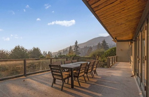 Dundarave House | Scandinavian West Vancouver Home w/ Stunning Views