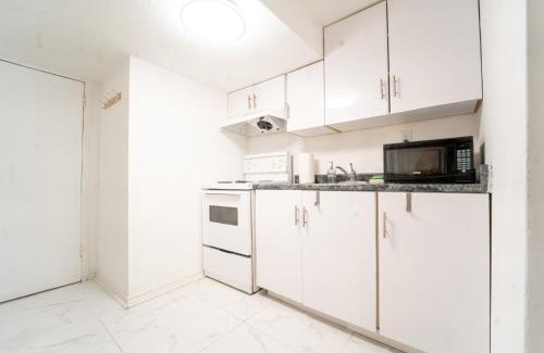 Bendale House | Scarborough 2BR Private Suite, Wifi, Steps to Bus