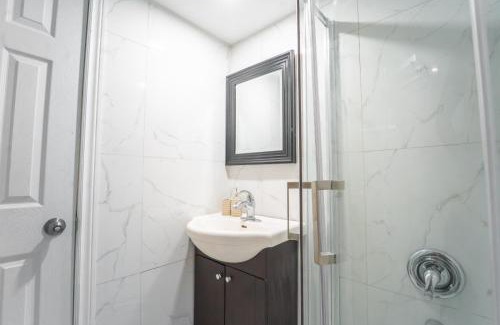 Bendale House | Scarborough 2BR Private Suite, Wifi, Steps to Bus
