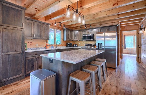 Logan Cabin | Scarlet Ridge - 6BR/3BA - walking distance to Old Man's Cave