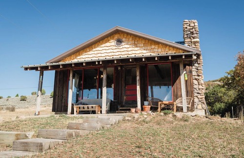 Eden Cabin | Scenic 2-bedroom cabin w/mountain views, WiFi, 3 ski areas nearby