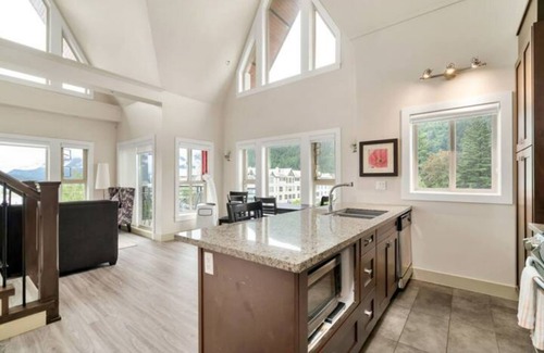 Hope Apartment | Scenic 3BR Penthouse Suite
