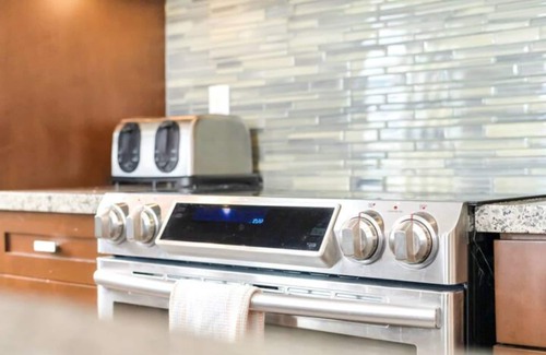 Hope Apartment | Scenic 3BR Penthouse Suite