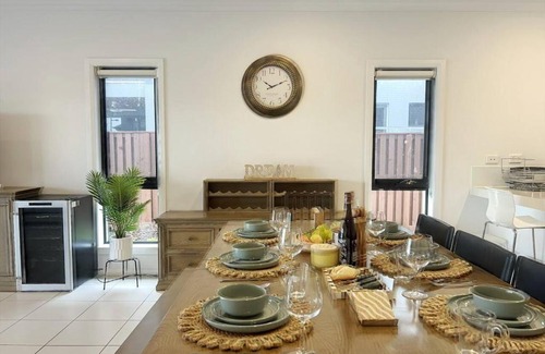 Coomera House | Scenic 5 Bed Riverview Classic and Relaxing Escape