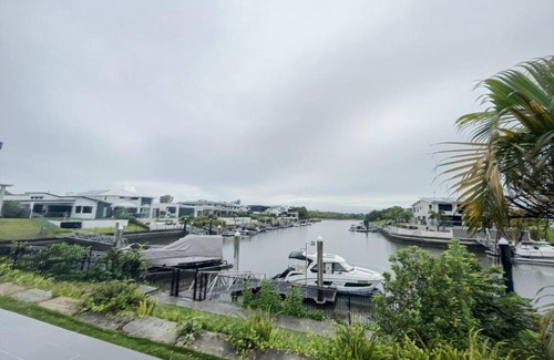 Coomera House | Scenic 5 Bed Riverview Classic and Relaxing Escape