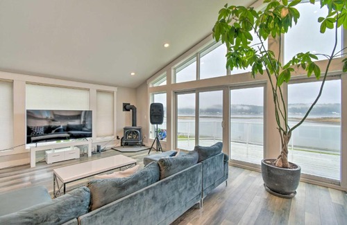 Allyn House | Scenic and Spacious Getaway on North Bay with Deck!