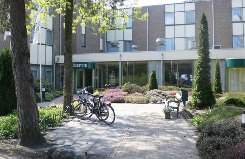 De Bult House | Scenic Canal Stay Close to Giethoorn & De Wieden Nature Reserve | Pets Friendly
