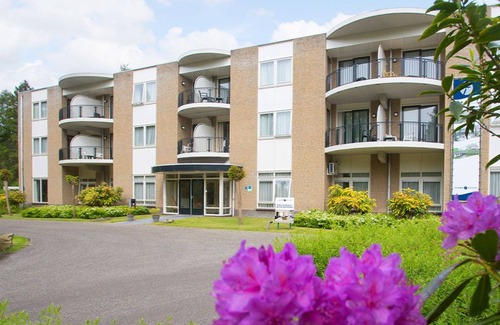 De Bult House | Scenic Canal Stay Close to Giethoorn & De Wieden Nature Reserve | Pets Friendly