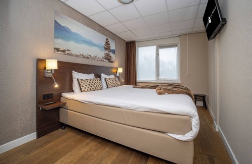 Edelstenenbuurt Hotel | Scenic Escape with Complimentary Breakfast, Parking and Local Trails