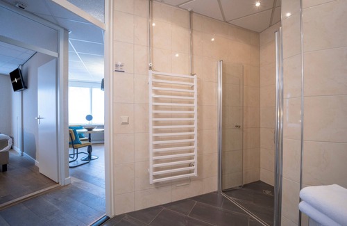 Edelstenenbuurt Hotel | Scenic Escape with Complimentary Breakfast, Parking and Local Trails