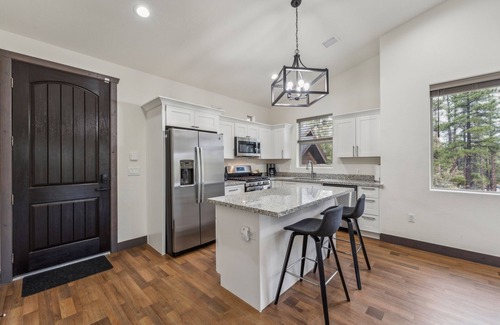 Show Low House | Scenic Golf Retreat With Modern Comforts & Fireplace 4 Bedroom Townhouse