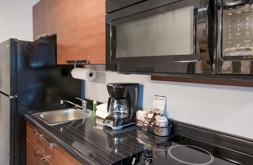 Bozeman Hotel | Scenic Green Mountain Views in a Comfy, Room with Kitchen | Free Parking