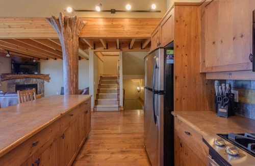 Snow Pine Estates Ski Chalet | Scenic Lodge ~ Ski-In Out ~ Hot Tub ~ Free EV Charging
