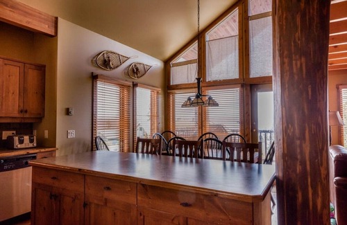 Snow Pine Estates Ski Chalet | Scenic Lodge ~ Ski-In Out ~ Hot Tub ~ Free EV Charging