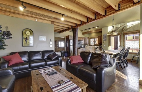 Snow Pine Estates Ski Chalet | Scenic Lodge ~ Ski-In Out ~ Hot Tub ~ Free EV Charging