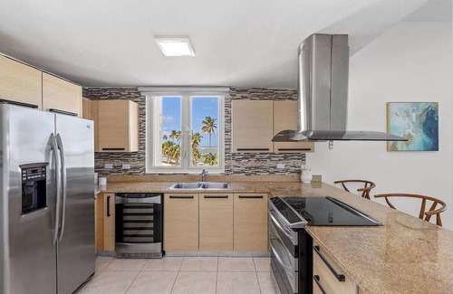 Herreras Apartment | Scenic Penthouse in Grand Bay