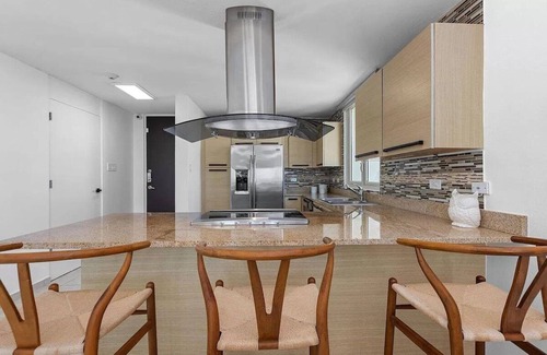 Herreras Apartment | Scenic Penthouse in Grand Bay