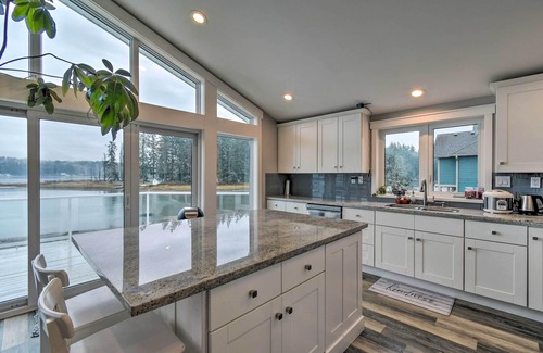 Allyn House | Scenic & Spacious Getaway on North Bay w/Deck!