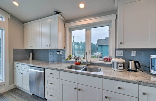 Allyn House | Scenic & Spacious Getaway on North Bay w/Deck!
