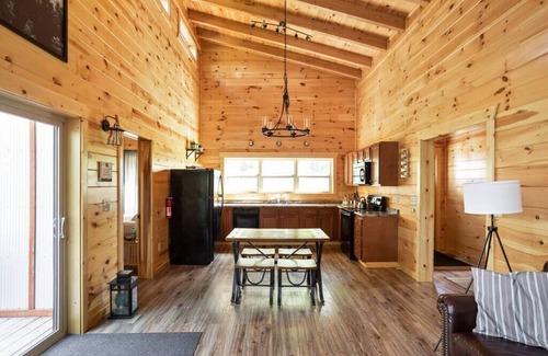 Rogers Cabin | Scenic Sunset Cabin RRG|Central|HotTub|Pets