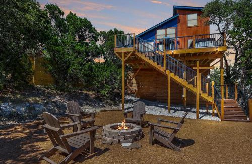 Canyon Lake House | Scenic Treehouse